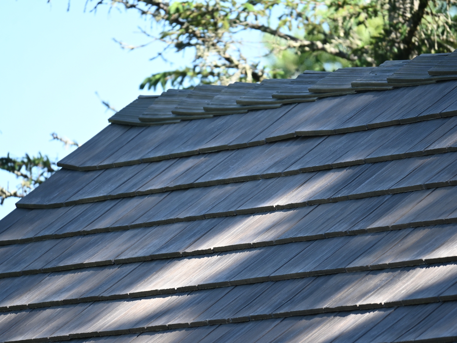 Close-up of DaVinci Shake composite roofing shingles