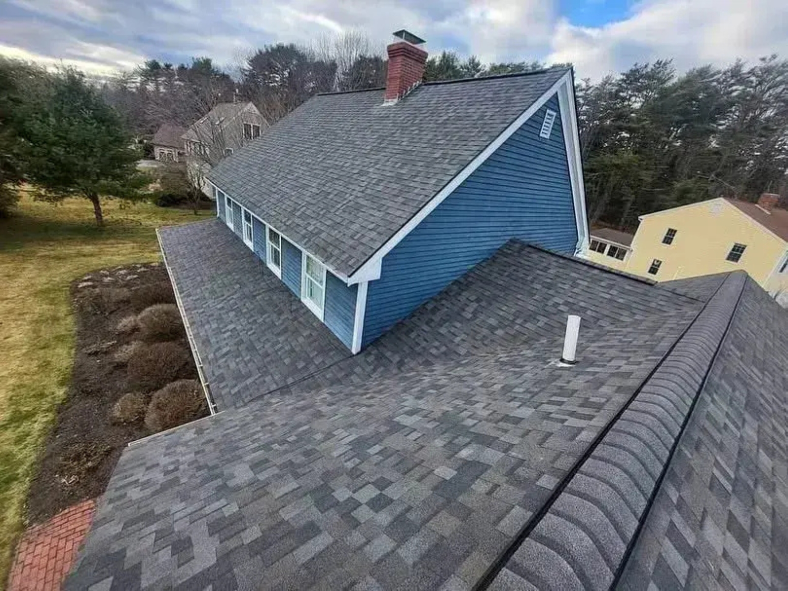 Finished architectural shingle roof on a New England home